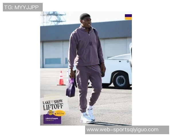 湖人队启程前往凤凰城客场比赛登机照曝光全队士气高涨